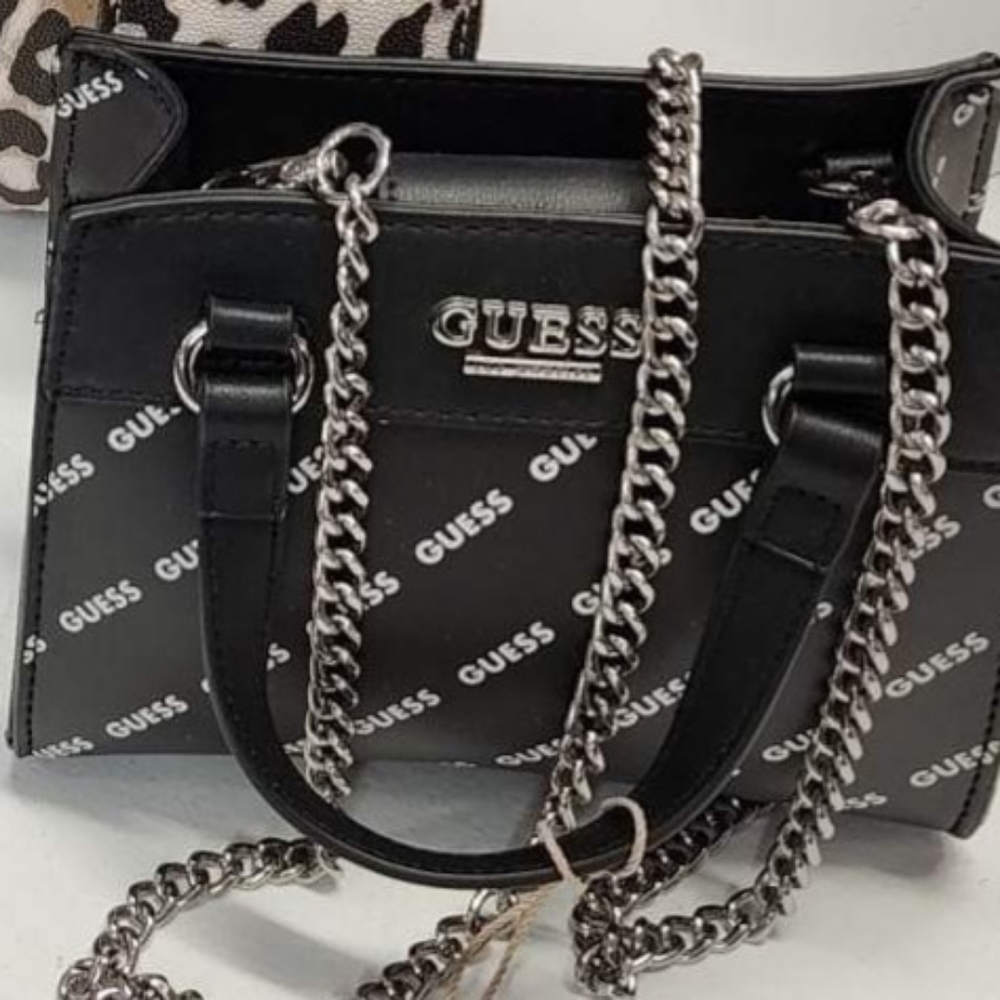 GORGEOUS NEW GUESSCROSSBODY.